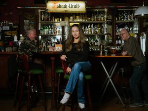 Rapperin Pintendari steht hinterm Tresen ihrer „Alt-Berliner Bierstuben“ in Tempelhof.