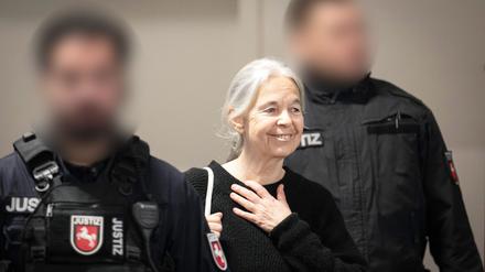 Die Angeklagte Daniela Klette reagiert zu Beginn des Verhandlungstages auf Unterstützer im Zuschauerbereich des provisorischen Gerichtssaals des Landgerichts Verden in Verden-Eitze.