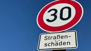 Tempo 30 auf der Hildburghauser Straße in Lichterfelde: Das Zusatzschild suggiert Straßenschäden, die aber nicht zu sehen sind. Autofahrende nehmen die Geschwindigkeitsbegrenzung nicht enst. Jetzt kündigt das Bezirksamt Steglitz-Zehlendorf an, die Zusatzschilder abzunehmen.