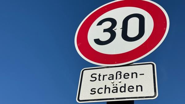 Tempo 30 auf der Hildburghauser Straße in Lichterfelde: Das Zusatzschild suggiert Straßenschäden, die aber nicht zu sehen sind. Autofahrende nehmen die Geschwindigkeitsbegrenzung nicht enst. Jetzt kündigt das Bezirksamt Steglitz-Zehlendorf an, die Zusatzschilder abzunehmen.