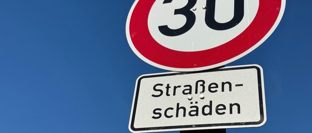 Tempo 30 auf der Hildburghauser Straße in Lichterfelde: Das Zusatzschild suggiert Straßenschäden, die aber nicht zu sehen sind. Autofahrende nehmen die Geschwindigkeitsbegrenzung nicht enst. Jetzt kündigt das Bezirksamt Steglitz-Zehlendorf an, die Zusatzschilder abzunehmen.