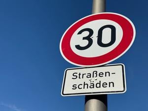 Tempo 30 auf der Hildburghauser Straße in Lichterfelde: Das Zusatzschild suggiert Straßenschäden, die aber nicht zu sehen sind. Autofahrende nehmen die Geschwindigkeitsbegrenzung nicht enst. Jetzt kündigt das Bezirksamt Steglitz-Zehlendorf an, die Zusatzschilder abzunehmen.
