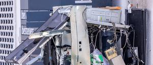 Ein gesprengter Geldautomat steht vor einem Getränkemarkt und wird von der Polizei untersucht.