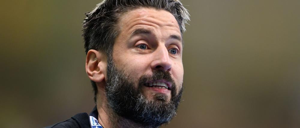 Trainer Bennet Wiegert und der SC Magdeburg setzten sich im Pokal-Achtelfinale beim TV Großwallstadt durch. (Archivbild)