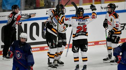 Deutschlands Spielerinnen bejubeln das Führungstor 