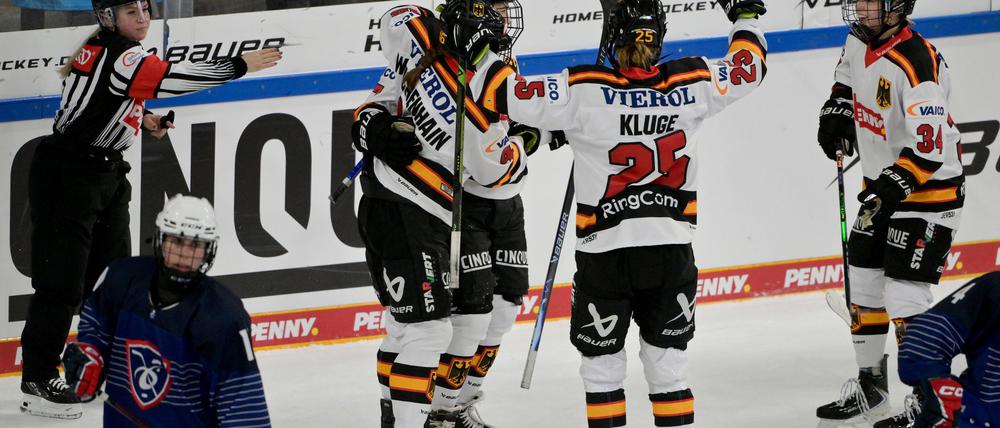 Deutschlands Spielerinnen bejubeln das Führungstor 