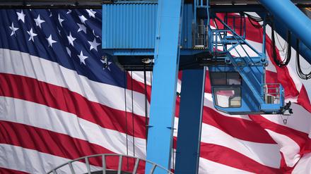 USA, Gloucester City: Ein Kranführer verlädt im Gloucester Marine Terminal in Gloucester City einen Container auf ein Schiff.