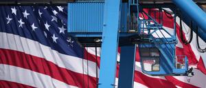 USA, Gloucester City: Ein Kranführer verlädt im Gloucester Marine Terminal in Gloucester City einen Container auf ein Schiff.