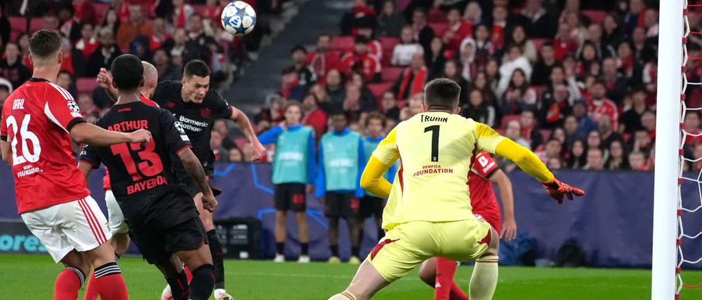 Patrik Schick köpft zum 1:0.