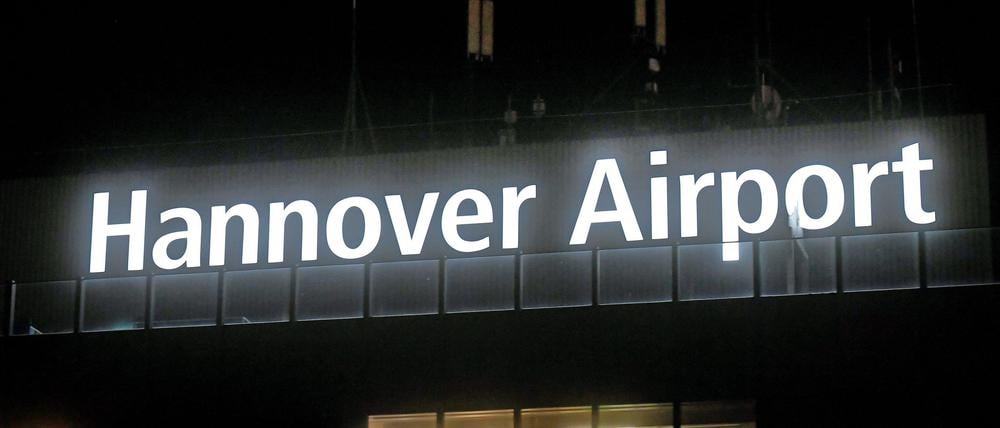 Flieger wurden teils umgeleitet oder konnten erst später landen. (Symbolbild)