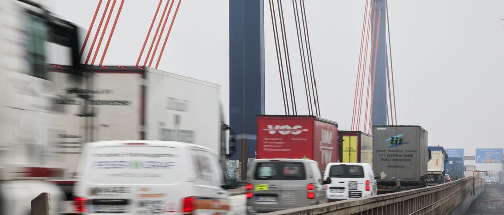 Müsste die Norderelbbrücke kurzfristig gesperrt werden, wäre der volkswirtschaftliche Schaden immens. (Archivbild)