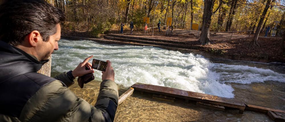 Freizeitsurfer Alexander Neumann fotografiert die - zurzeit nicht funktionstüchtige - Eisbachwelle im Englischen Garten.