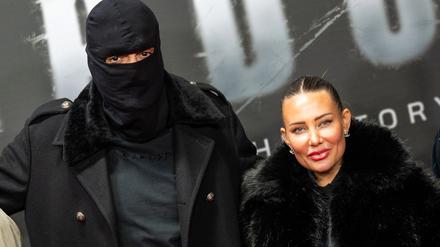 Haftbefehl (bürgerlich Aykut Anhan und hier verhüllt) besucht mit seiner Frau Nina Anhan eine Kinoaufführung der Dokumentation „Babo - Die Haftbefehl-Story“ in Berlin. (Archivbild)