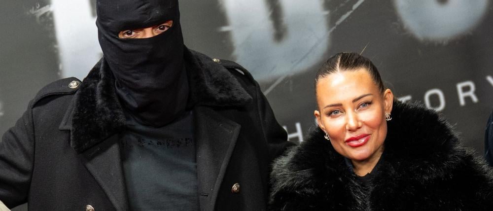 Haftbefehl (bürgerlich Aykut Anhan und hier verhüllt) besucht mit seiner Frau Nina Anhan eine Kinoaufführung der Dokumentation „Babo - Die Haftbefehl-Story“ in Berlin. (Archivbild)
