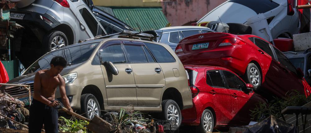 In einigen Teilen von Cebu schleuderten die reißenden Fluten Autos aufeinander.