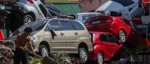 In einigen Teilen von Cebu schleuderten die reißenden Fluten Autos aufeinander.