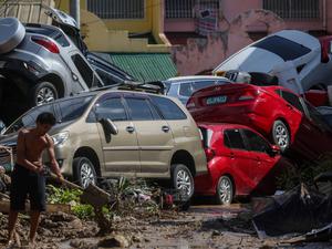 In einigen Teilen von Cebu schleuderten die reißenden Fluten Autos aufeinander.