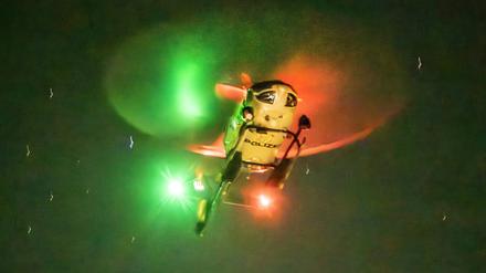 Polizeihubschrauber nachts im Einsatz über München, Mai 2024 Deutschland, München, Mai 2024, Polizeihubschrauber kreist nachts am Himmel über München-Waldperlach, Polizeieinsatz kurz nach Mitternacht, Hubschrauber in ca. 150 Metern Höhe, mit Positionslichtern, erinnert an Raumschiff Enterprise, Sterne leicht verwischt wegen längerer Belichtungszeit, Symbolfoto Notfall, 110, Einsatz, Bayern, *** Police helicopter in operation over Munich at night, May 2024 Germany, Munich, May 2024, Police helicopter circling in the sky over Munich Waldperlach at night, police operation shortly after midnight, helicopter at an altitude of approx. 150 meters, with position lights, reminiscent of spaceship Enterprise, stars slightly blurred due to longe