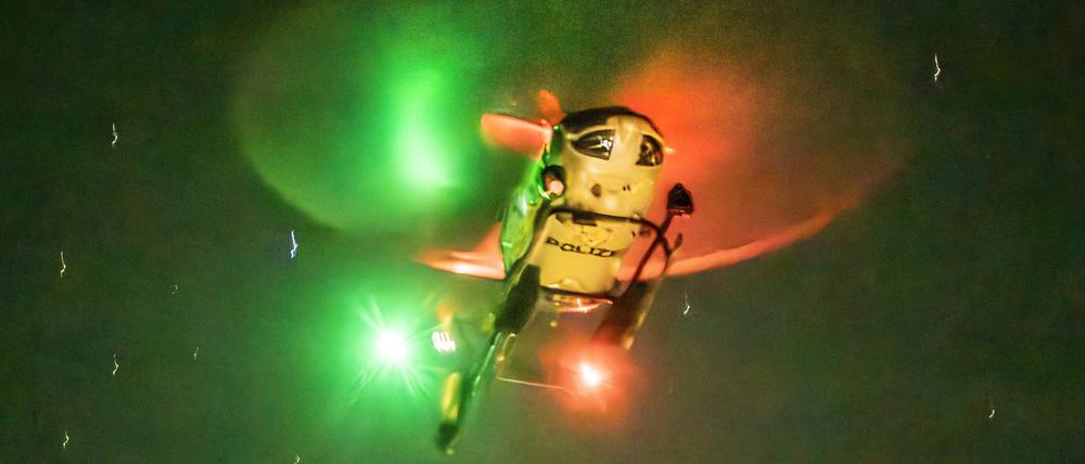 Polizeihubschrauber nachts im Einsatz über München, Mai 2024 Deutschland, München, Mai 2024, Polizeihubschrauber kreist nachts am Himmel über München-Waldperlach, Polizeieinsatz kurz nach Mitternacht, Hubschrauber in ca. 150 Metern Höhe, mit Positionslichtern, erinnert an Raumschiff Enterprise, Sterne leicht verwischt wegen längerer Belichtungszeit, Symbolfoto Notfall, 110, Einsatz, Bayern, *** Police helicopter in operation over Munich at night, May 2024 Germany, Munich, May 2024, Police helicopter circling in the sky over Munich Waldperlach at night, police operation shortly after midnight, helicopter at an altitude of approx. 150 meters, with position lights, reminiscent of spaceship Enterprise, stars slightly blurred due to longe