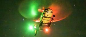 Polizeihubschrauber nachts im Einsatz über München, Mai 2024 Deutschland, München, Mai 2024, Polizeihubschrauber kreist nachts am Himmel über München-Waldperlach, Polizeieinsatz kurz nach Mitternacht, Hubschrauber in ca. 150 Metern Höhe, mit Positionslichtern, erinnert an Raumschiff Enterprise, Sterne leicht verwischt wegen längerer Belichtungszeit, Symbolfoto Notfall, 110, Einsatz, Bayern, *** Police helicopter in operation over Munich at night, May 2024 Germany, Munich, May 2024, Police helicopter circling in the sky over Munich Waldperlach at night, police operation shortly after midnight, helicopter at an altitude of approx. 150 meters, with position lights, reminiscent of spaceship Enterprise, stars slightly blurred due to longe