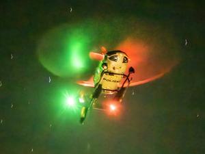 Polizeihubschrauber nachts im Einsatz über München, Mai 2024 Deutschland, München, Mai 2024, Polizeihubschrauber kreist nachts am Himmel über München-Waldperlach, Polizeieinsatz kurz nach Mitternacht, Hubschrauber in ca. 150 Metern Höhe, mit Positionslichtern, erinnert an Raumschiff Enterprise, Sterne leicht verwischt wegen längerer Belichtungszeit, Symbolfoto Notfall, 110, Einsatz, Bayern, *** Police helicopter in operation over Munich at night, May 2024 Germany, Munich, May 2024, Police helicopter circling in the sky over Munich Waldperlach at night, police operation shortly after midnight, helicopter at an altitude of approx. 150 meters, with position lights, reminiscent of spaceship Enterprise, stars slightly blurred due to longe