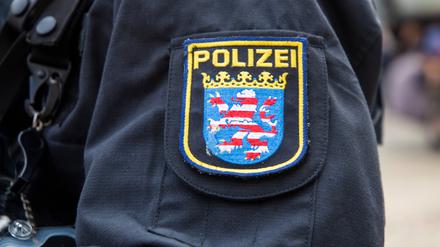 Das Wappen der Polizei Hessen ist auf der Dienstkleidung eines Polizisten zu sehen.