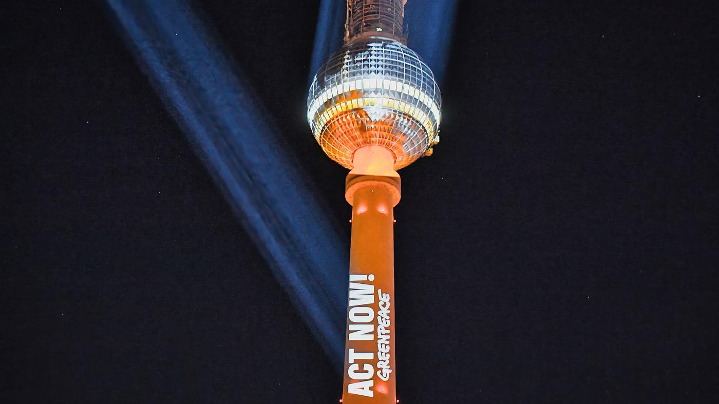 Protest-vor-Klimakonferenz-Greenpeace-strahlt-Berliner-Fernsehturm-an