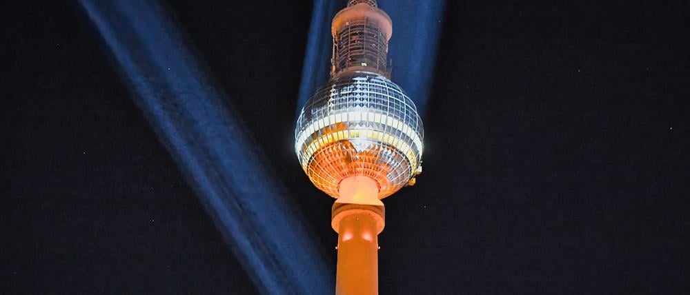 Die Umweltschutz-Organisation Greenpeace projiziert einen Appell auf den Berliner Fernsehturm.