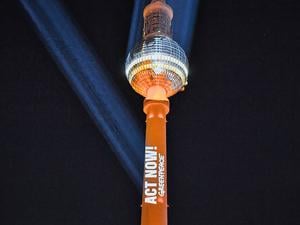 Die Umweltschutz-Organisation Greenpeace projiziert einen Appell auf den Berliner Fernsehturm.
