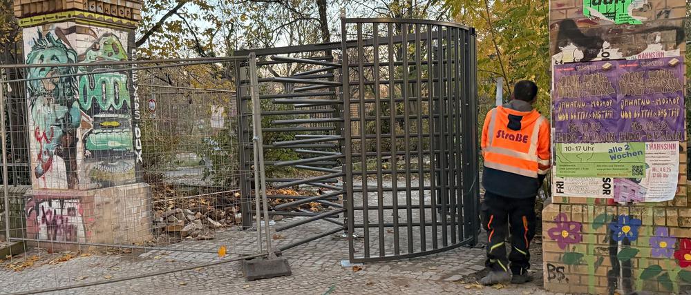 Ein neu eingebautes Eingangstor am Görlitzer Park in Berlin-Kreuzberg.