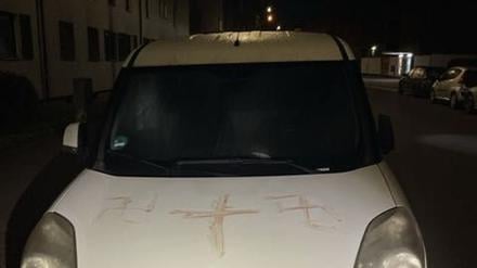 Ein Auto in Hanau ist auf der Motorhaube mit Hakenkreuzen beschmiert.