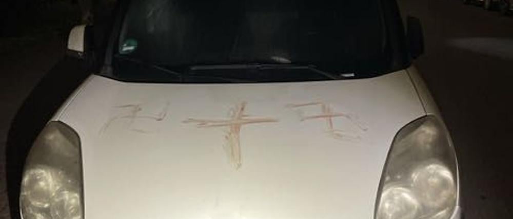 Ein Auto in Hanau ist auf der Motorhaube mit Hakenkreuzen beschmiert.