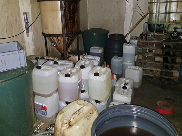 HANDOUT - 04.11.2025, Brandenburg, Nauen: Ein großes Drogenlabor in Nauen (Brandenburg) bei Berlin. Zollfahndung und Polizei durchsuchten das Labor seit dem 29. Oktober 2025 und entsorgten bis zum 5. November 2025 zwölf Container mit Chemikalien und Müll. Zwei Männer wurden festgenommen. Foto: -/Zollfahndungsamt Berlin-Brandenburg/dpa - ACHTUNG: Nur zur redaktionellen Verwendung im Zusammenhang mit der aktuellen Berichterstattung und nur mit vollständiger Nennung des vorstehenden Credits +++ dpa-Bildfunk +++