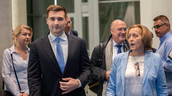 Alex Bruesewitz, Social-Media-Berater von US-Präsident Trump, und Beatrix von Storch (AfD) bei einer Vortragsveranstaltung der AfD-Bundestagsfraktion zum Thema „Der globale Kampf um Wahrheit: Wie Konservative die Deutungshoheit zurückgewinnen können“.