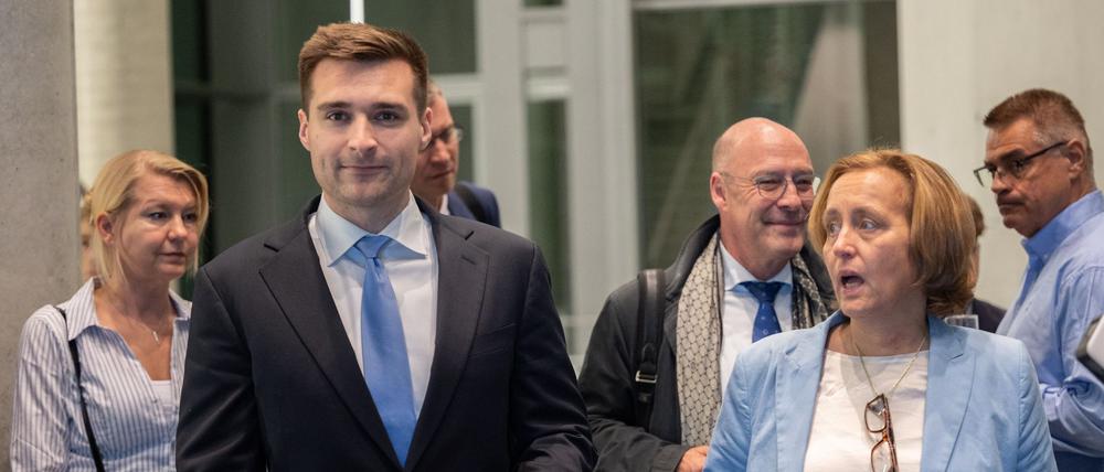 Alex Bruesewitz, Social-Media-Berater von US-Präsident Trump, und Beatrix von Storch (AfD) bei einer Vortragsveranstaltung der AfD-Bundestagsfraktion zum Thema „Der globale Kampf um Wahrheit: Wie Konservative die Deutungshoheit zurückgewinnen können“.