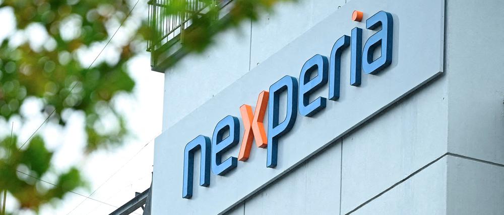 Das Logo von Nexperia ist am deutschen Standort des Chipherstellers zu sehen (Symbolbild).