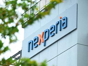 Das Logo von Nexperia ist am deutschen Standort des Chipherstellers zu sehen (Symbolbild).