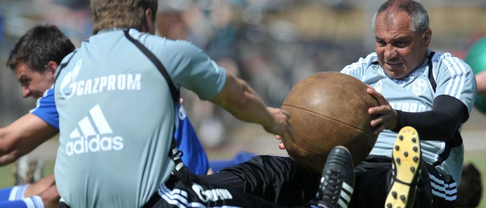 Der Medizinball durfte bei Felix Magath nicht fehlen. (Archivbild)