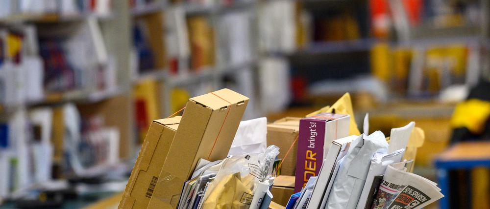 Briefe und Päckchen liegen in einem Zustellstützpunkt der Post - zuletzt transportierte der Postdienstleister mehr Briefe als gedacht. (Archivbild)
