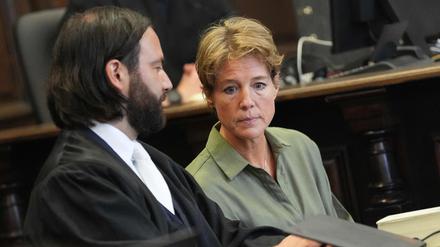 Christina Block sitzt am 20. Prozesstag mit ihrem Anwalt im Hamburger Landgericht.