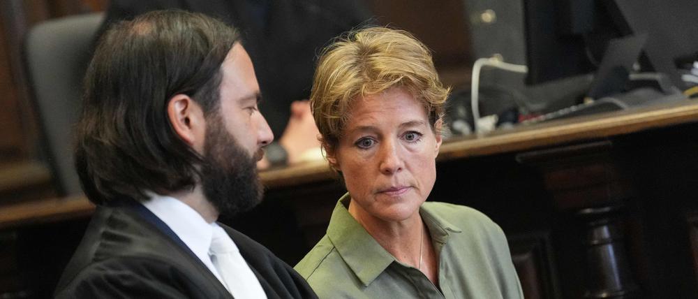 Christina Block sitzt am 20. Prozesstag mit ihrem Anwalt im Hamburger Landgericht.