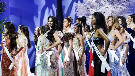 Die Teilnehmerinnen der Miss Universe 2025 posieren auf der Bühne während der offiziellen Begrüßungsveranstaltung zur Miss Universe 2025 in Bangkok.