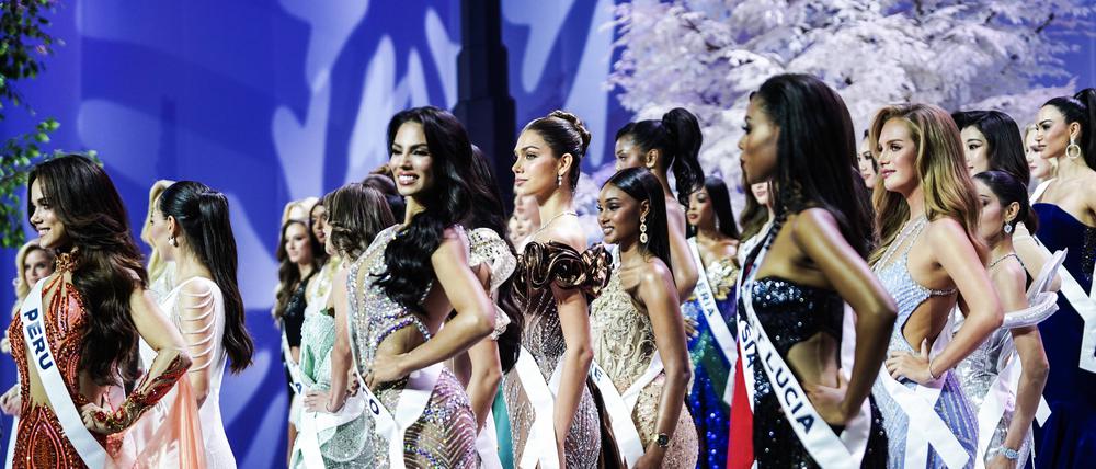 Die Teilnehmerinnen der Miss Universe 2025 posieren auf der Bühne während der offiziellen Begrüßungsveranstaltung zur Miss Universe 2025 in Bangkok.