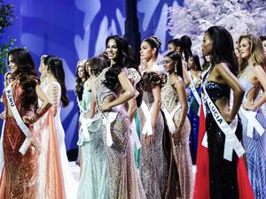 Die Teilnehmerinnen der Miss Universe 2025 posieren auf der Bühne während der offiziellen Begrüßungsveranstaltung zur Miss Universe 2025 in Bangkok.