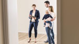 Familie mit Maklerin.