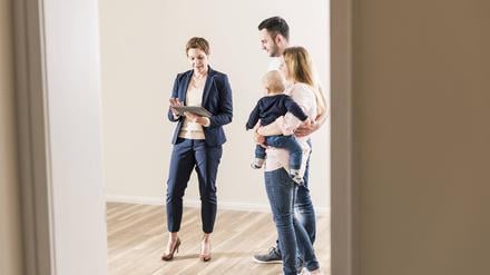 Familie mit Maklerin.