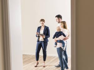 Familie mit Maklerin.