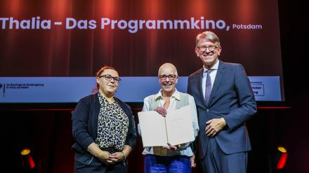 Thalia-Geschäftsführerinnen Daniela Zuklic und Christiane Niewald zusammen mit Kulturstaatsminister Wolfram Weimer bei der Auszeichnung des Thalia-Kinos Potsdam als „Bestes Kinder- und Jugendkino Deutschlands“.