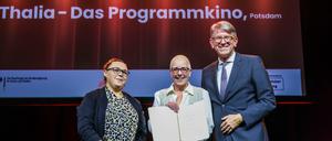 Thalia-Geschäftsführerinnen Daniela Zuklic und Christiane Niewald zusammen mit Kulturstaatsminister Wolfram Weimer bei der Auszeichnung des Thalia-Kinos Potsdam als „Bestes Kinder- und Jugendkino Deutschlands“.
