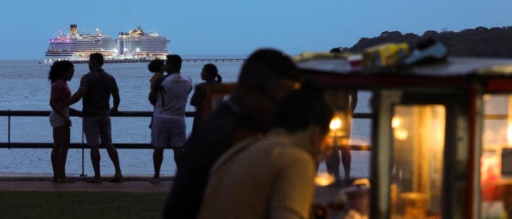 Menschen flanieren am Brasilia Beach in Belém. Im Hintergrund steuert ein Schiff den neuen Hafen der Stadt an.